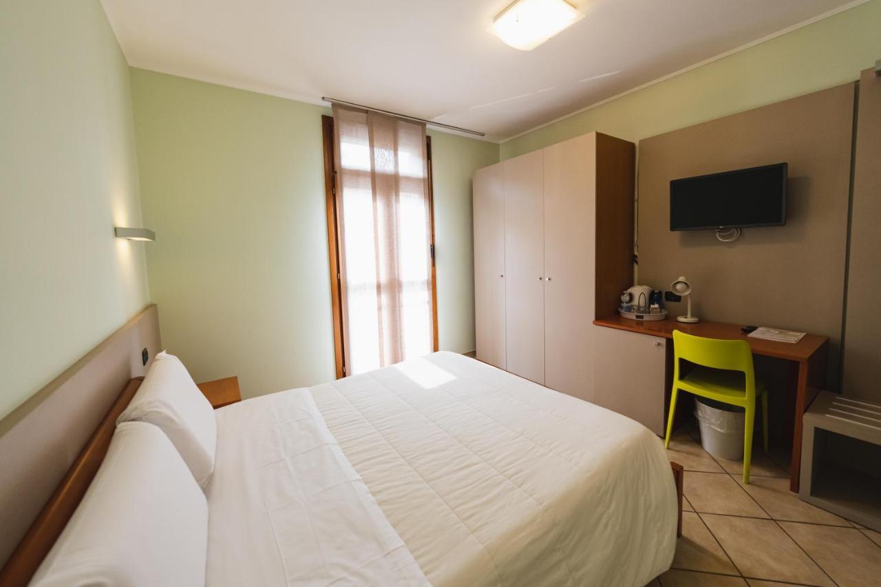 Parini Hotel Bosisio Parini Kültér fotó